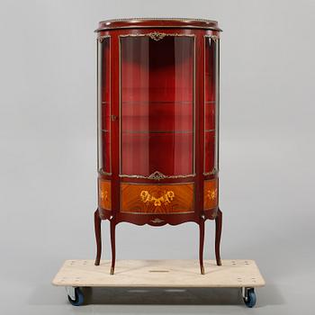 VITRINSKÅP, Louis XV-stil, 1900-talets tredje kvartal.