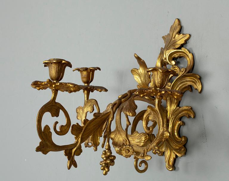 VÄGGKANDELABER, för 3 ljus, förgylld brons, ca 1850.