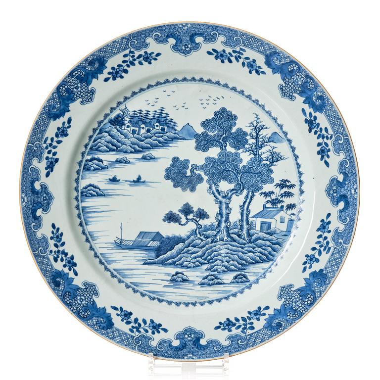 A blue and white serving dish, Qing dynasty, Qianlong (1736-95).