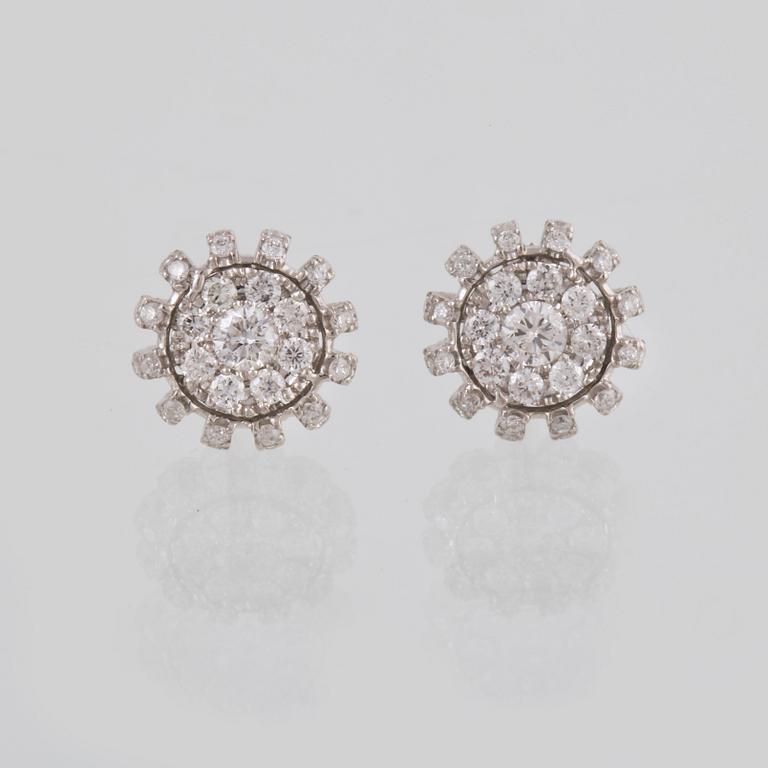 ÖRHÄNGEN, 18K vitguld med briljantslipade diamanter, 0.46 ct. Vikt 2,0 g.