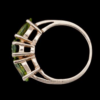 RING, 14k guld med 3 ovala peridoter tot ca2,5ct. Tot vikt ca 3,3g.