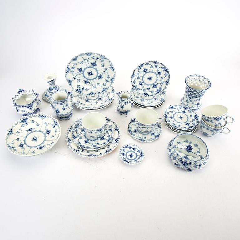 Service 45 dlr "Musselmalet" hel and halv blonde Royal Copenhagen Denmark porcelain.