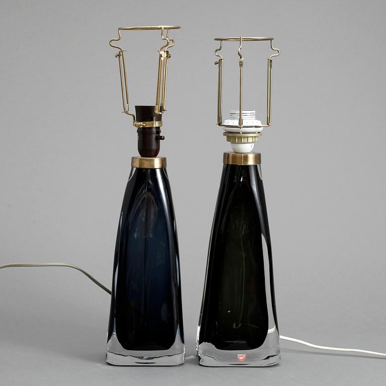 BORDSLAMPOR, ett par, glas, Carl Fagerlund, Orrefors, 1900-talets andra hälft.