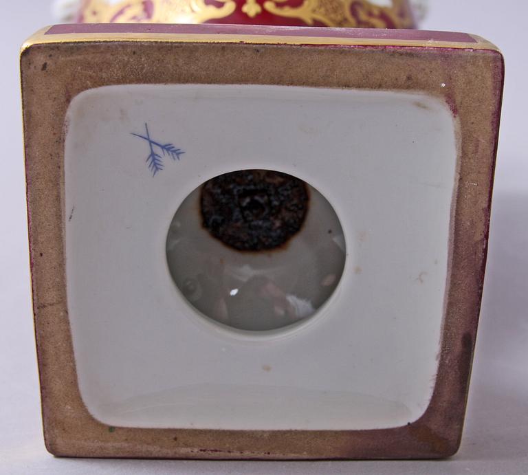 URNA med LOCK, porslin, troligen Tyskland, 1900-tal.