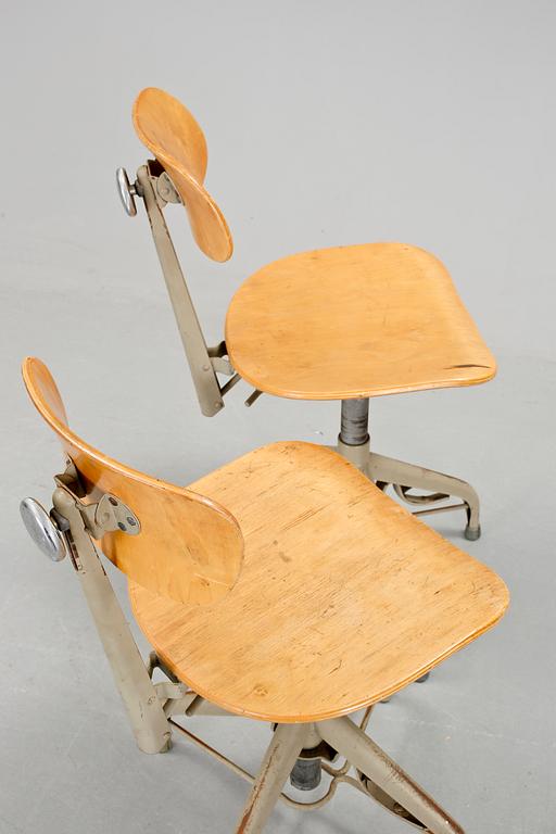 SKRIVBORDSTOLAR, 2 stycken snarlika, industrimodell, Lindqvist verkstads AB, 1900-talets mitt.