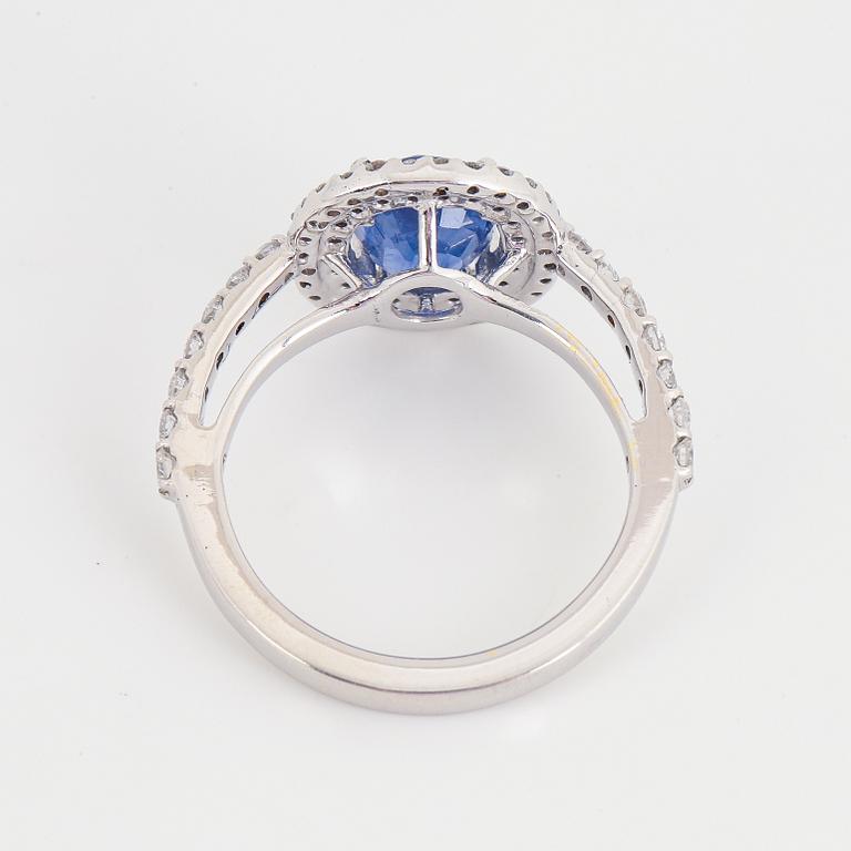 Ring, 18K vitguld med safir och briljanter.