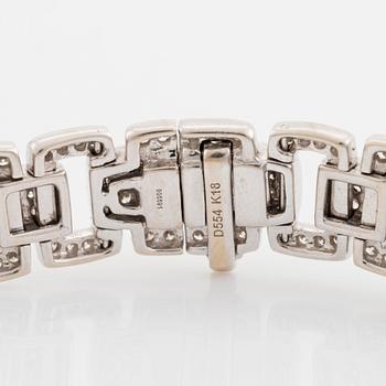 An 18K white gold bracelet set with round brilliant-cut diamonds.