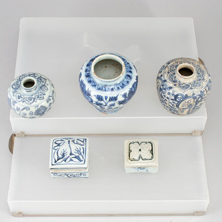 A group of five (3+2) blue and white jars and boxes with covers, Ming dynasty (1368-1644), 17th century.