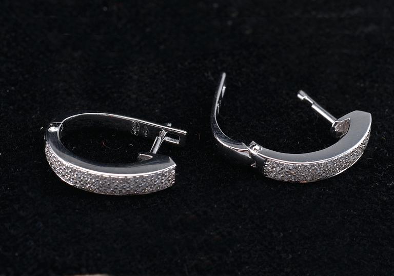 KORVAKORUT, briljanttihiottuja timantteja n. 0.25 ct. 18K valkokultaa. Paino 5 g.
