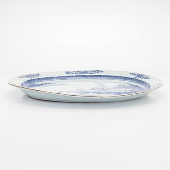 A porcelain serving dish, Qing dynasty, Qianlong period (1736-95).