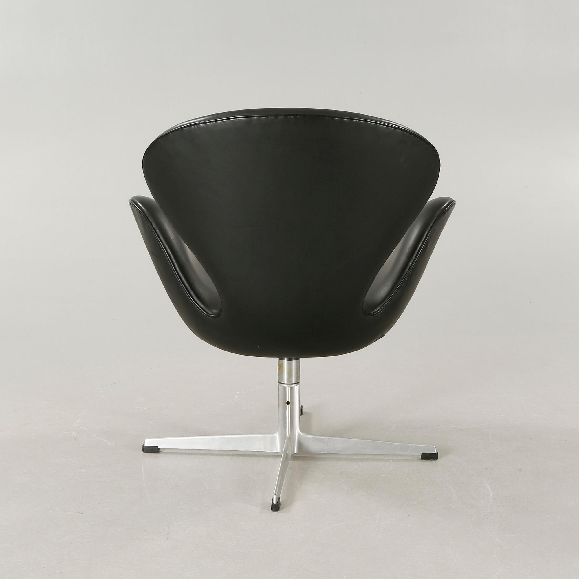 ARNE JACOBSEN, fåtölj, "Svanen", Fritz Hansen, Danmark, 1960-tal.