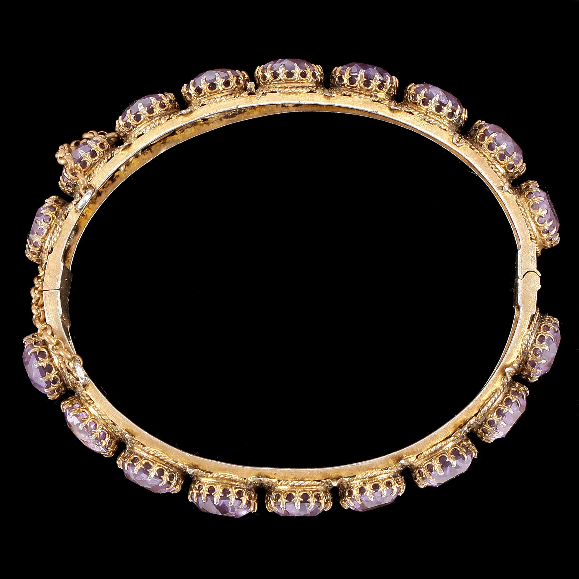 ARMRING, förgyllt silver, imiterade ametister i slipat glas, sent 1800-tal. Tot ca 28 gram.
