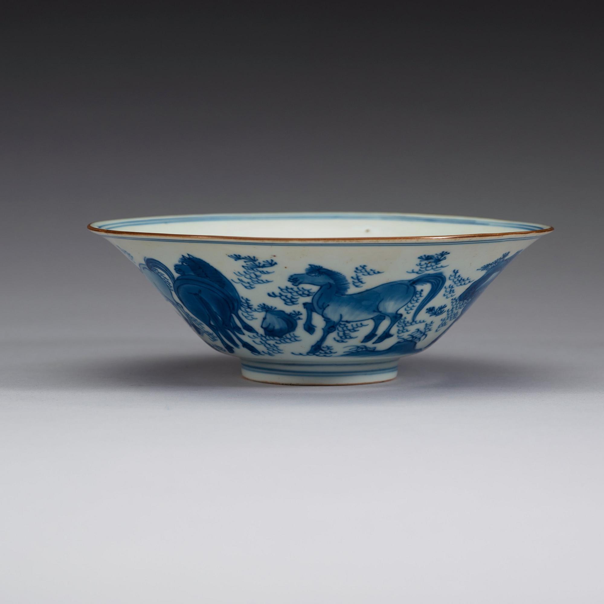 A blue and white Transitional bowl, 17th Century.