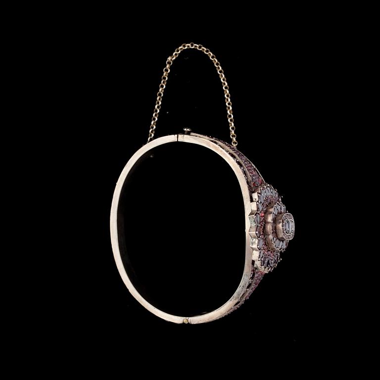 ARMBAND samt BROSCH / HÄNGE, granater, 1800-talets slut.