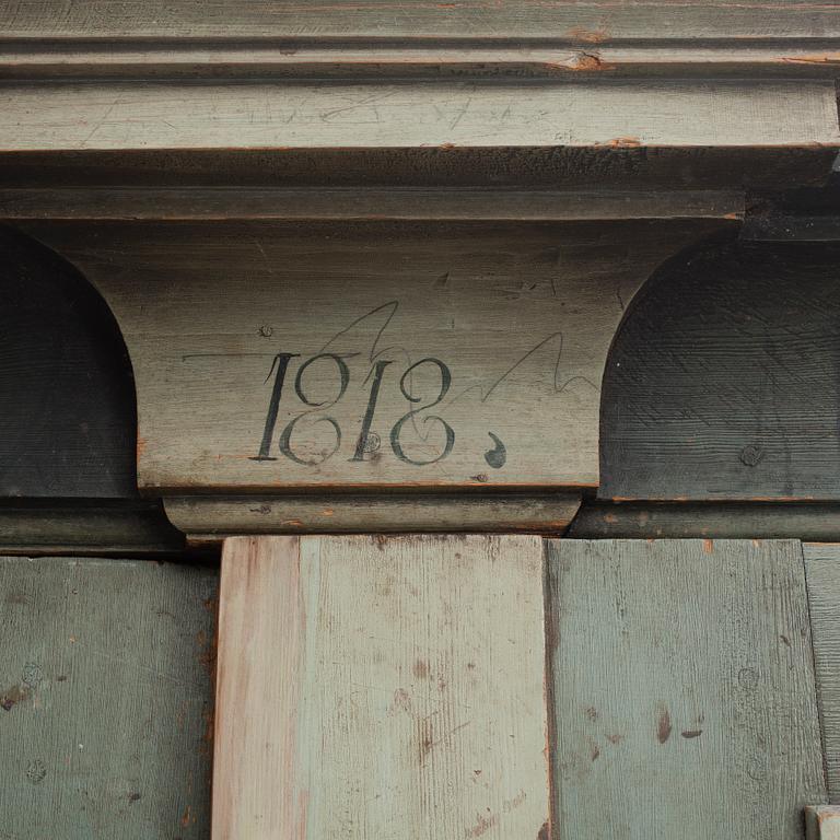 SKRIVSKÅP., allmoge, Jämtland, delvis Hagaskolan, med datering 1818.