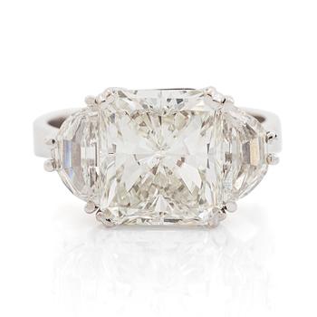 485. An 18K white gold ring set with a radiant-cut diamond weight 5.02 cts quality H vs2.