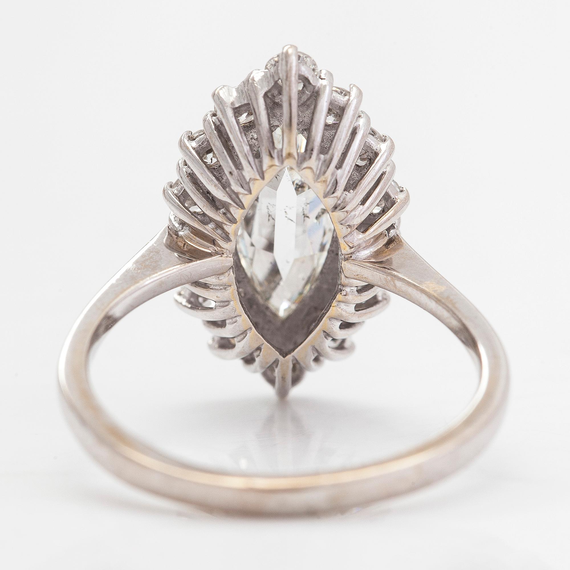 An 18K white gold ring with a central marquise-cut diamond ca. 1.40 ct and  brilliant-cut diamonds ca. 0.70 ct in total.