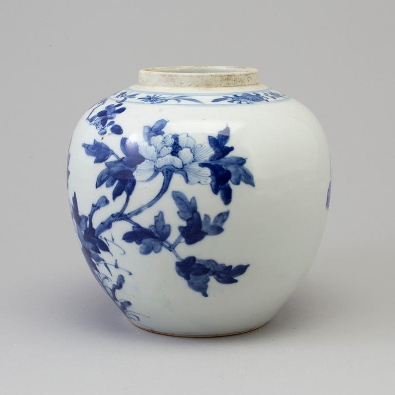 A blue and white porcelain jar, Qing dynasty, late 19th century.