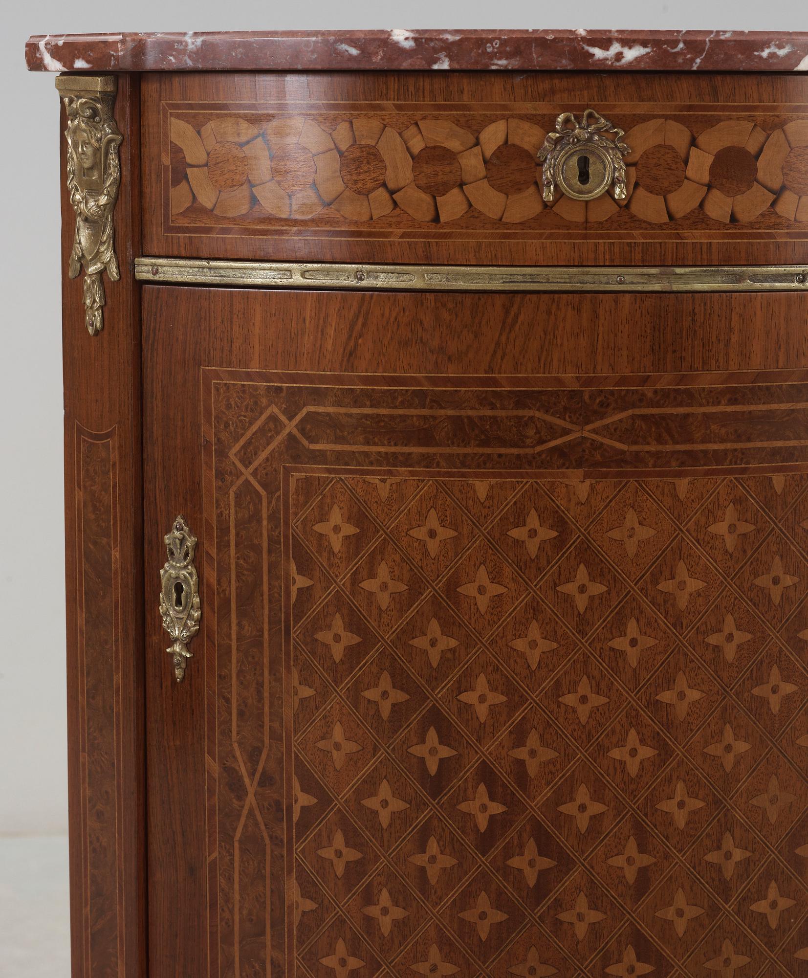 HÖRNSKÅP, gustaviansk stil, 1900-talets mitt.