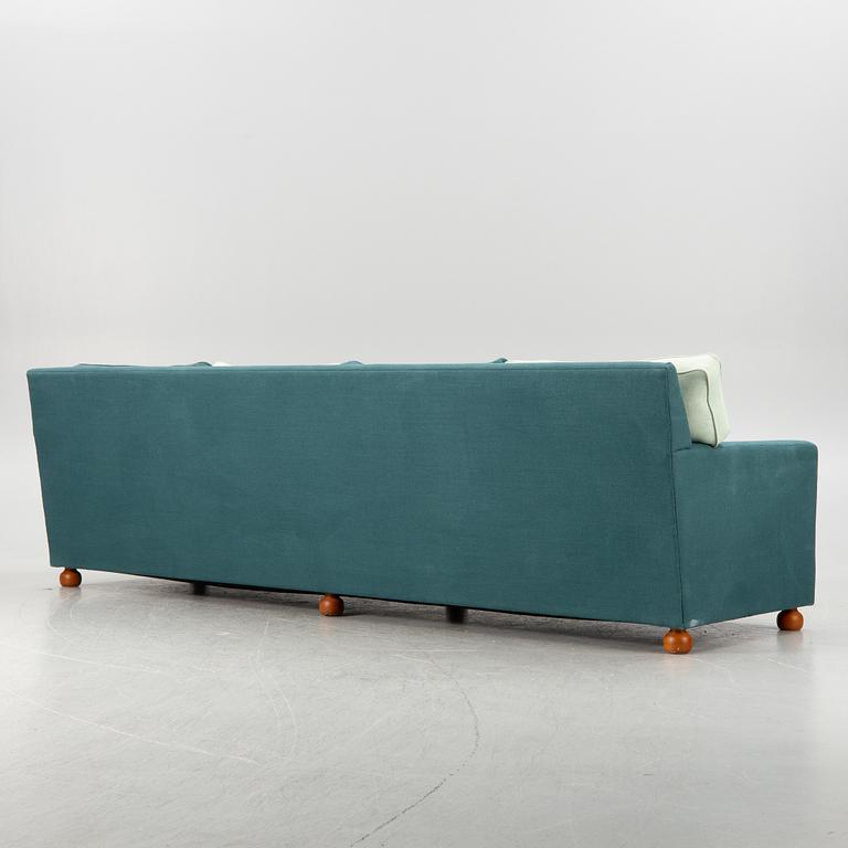 Josef Frank, a model 3031 sofa, Firma Svenskt Tenn, 2020.