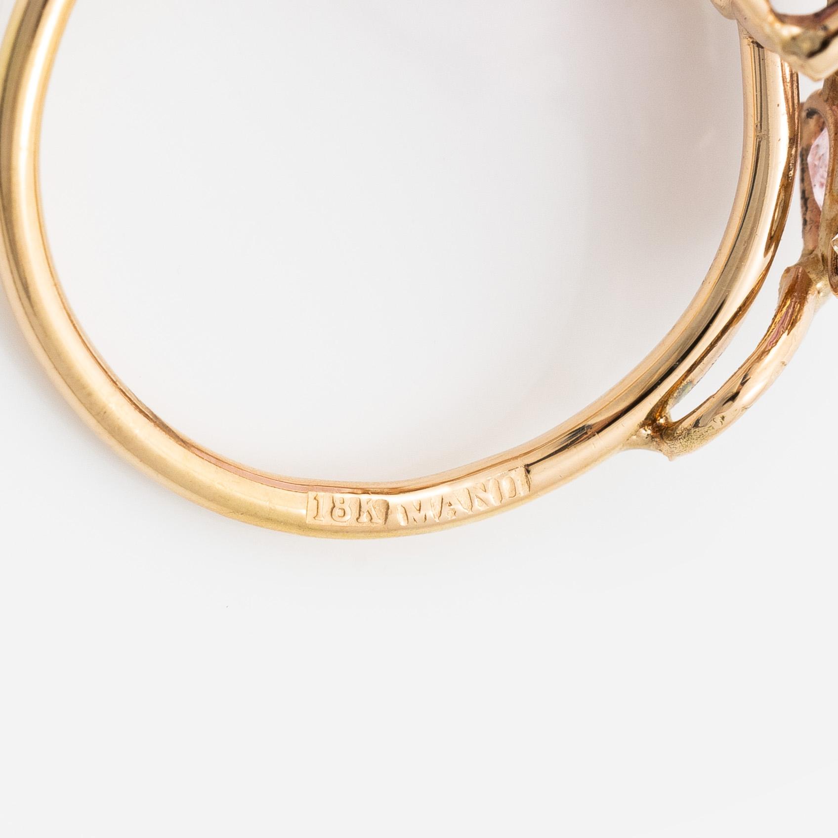 Ring, Mandelstam, 18K gold with an approx. 11.72 ct kunzite, brilliant-cut diamonds and pear-shaped tourmalines.