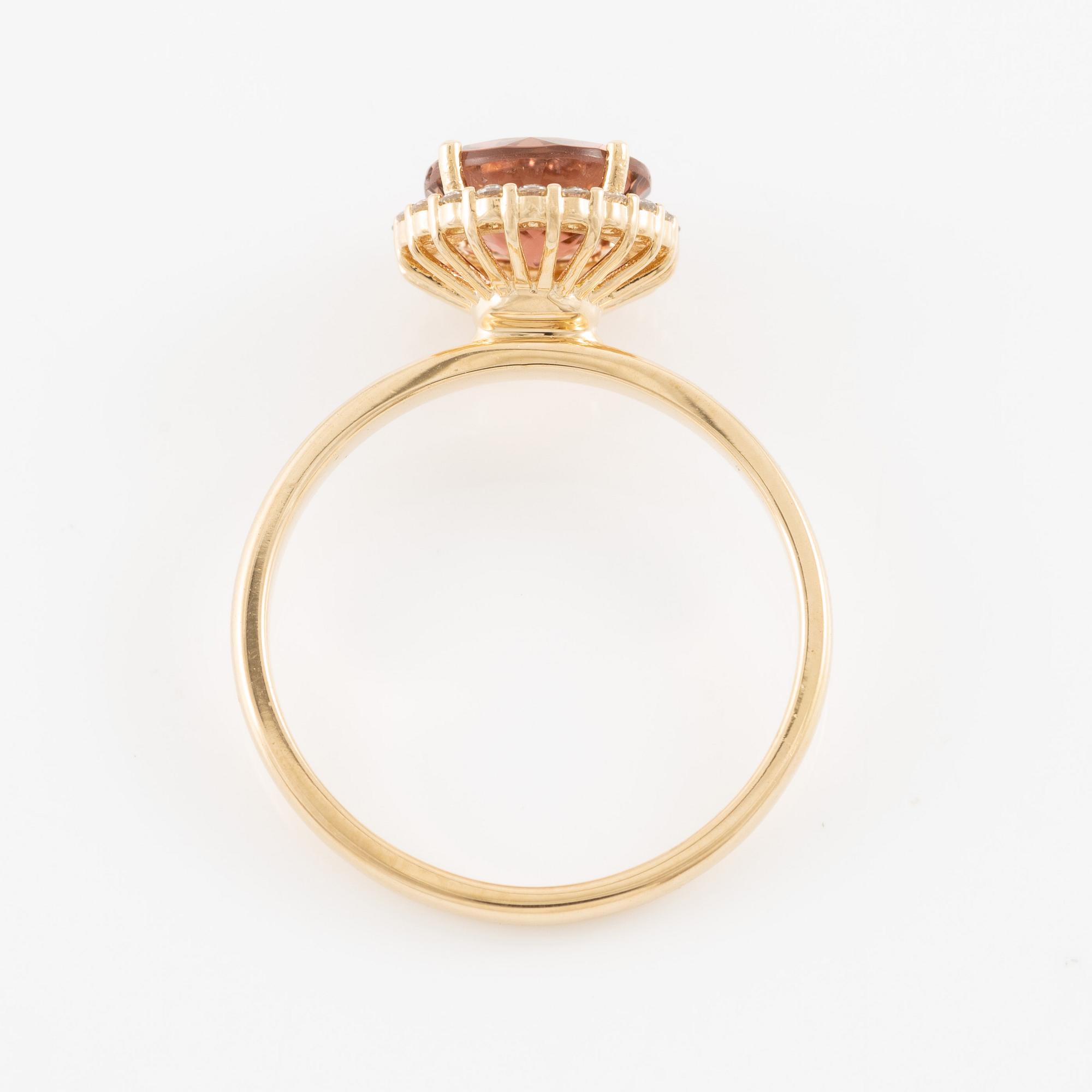 Ring in 14K gold with tourmaline and brilliant-cut diamonds.