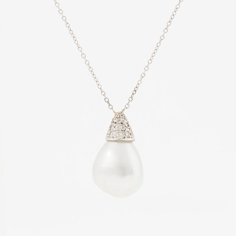 Necklace in platinum with a drop-shaped cultured pearl and brilliant-cut diamonds.