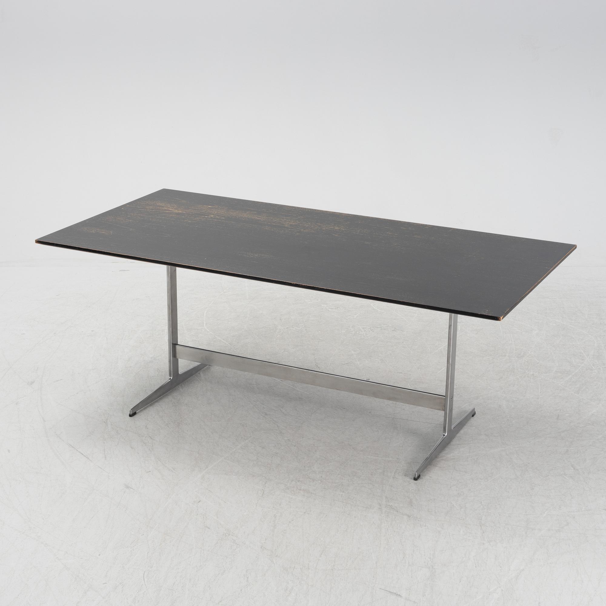 A Shaker table by Arne Jacobsen for Fritz Hansen, dated 1980.