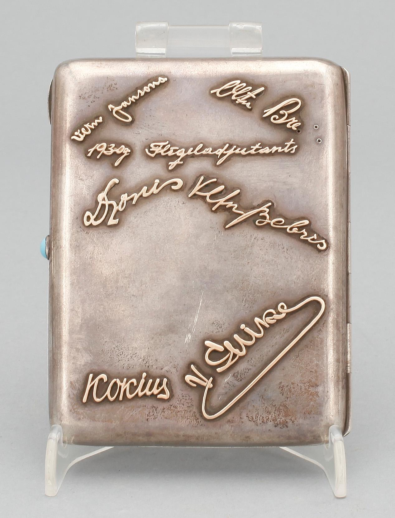 CIGARETTEUTI, silver, Bernhard Bergholtz Riga Lettland, 1920-tal. Total vikt ca 178 gram.