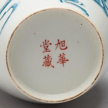 A Chinese vase, 20th Century.