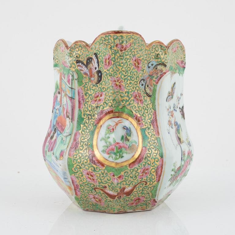 A Chinese Canton ewer, Qing dynasty, 19th Century.