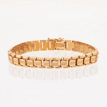 An 18K gold bracelet.