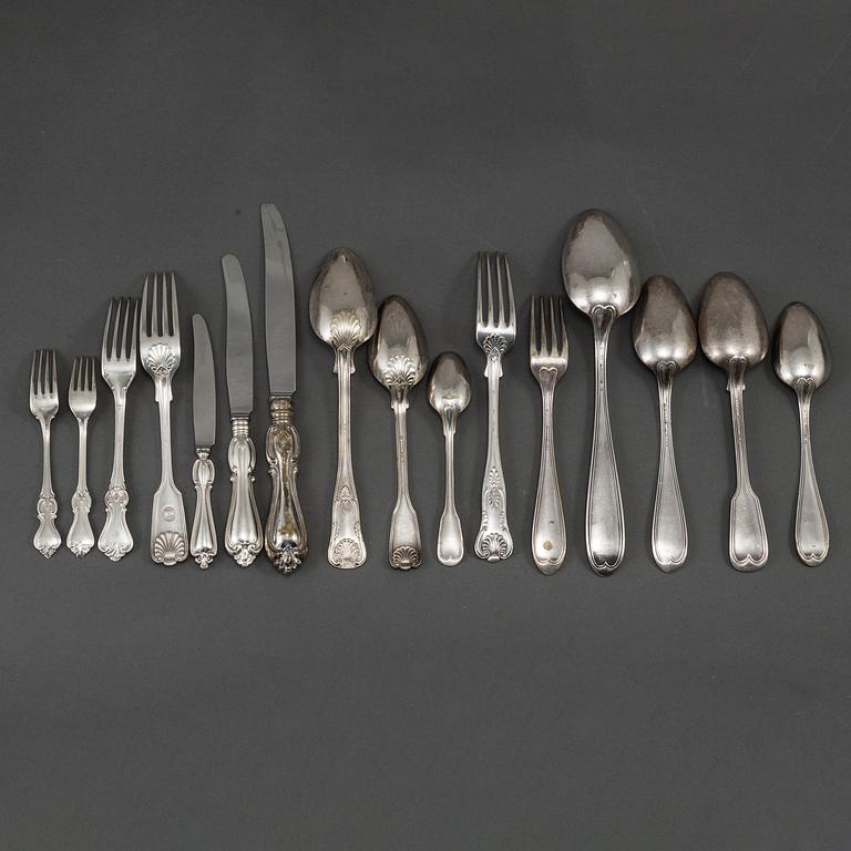 An 19th / 20th century collection of 136 pieces of unmatched silvered cutlery.