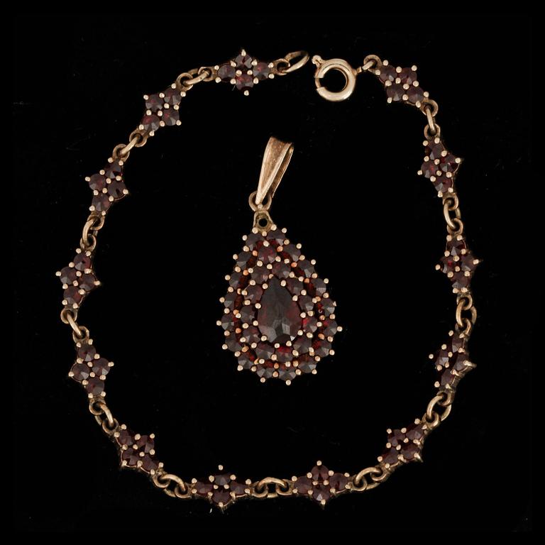ARMBAND OCH HÄNGE, förgyllt silver och granater, 1900-talets andra hälft.