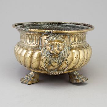 AN 18TH CENTURY BRASS FLOWER POT.