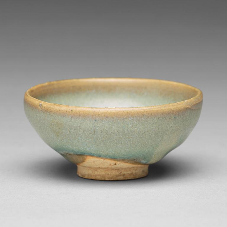 A 'Jun-glazed' bowl, Song/Yuan dynasty.