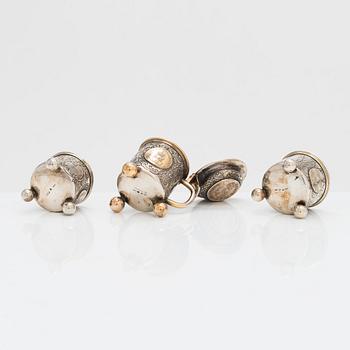 Saltkar och dryckeskanna i miniatyr, silver, C G Hallberg, Stockholm 1900-1904. I original ask.