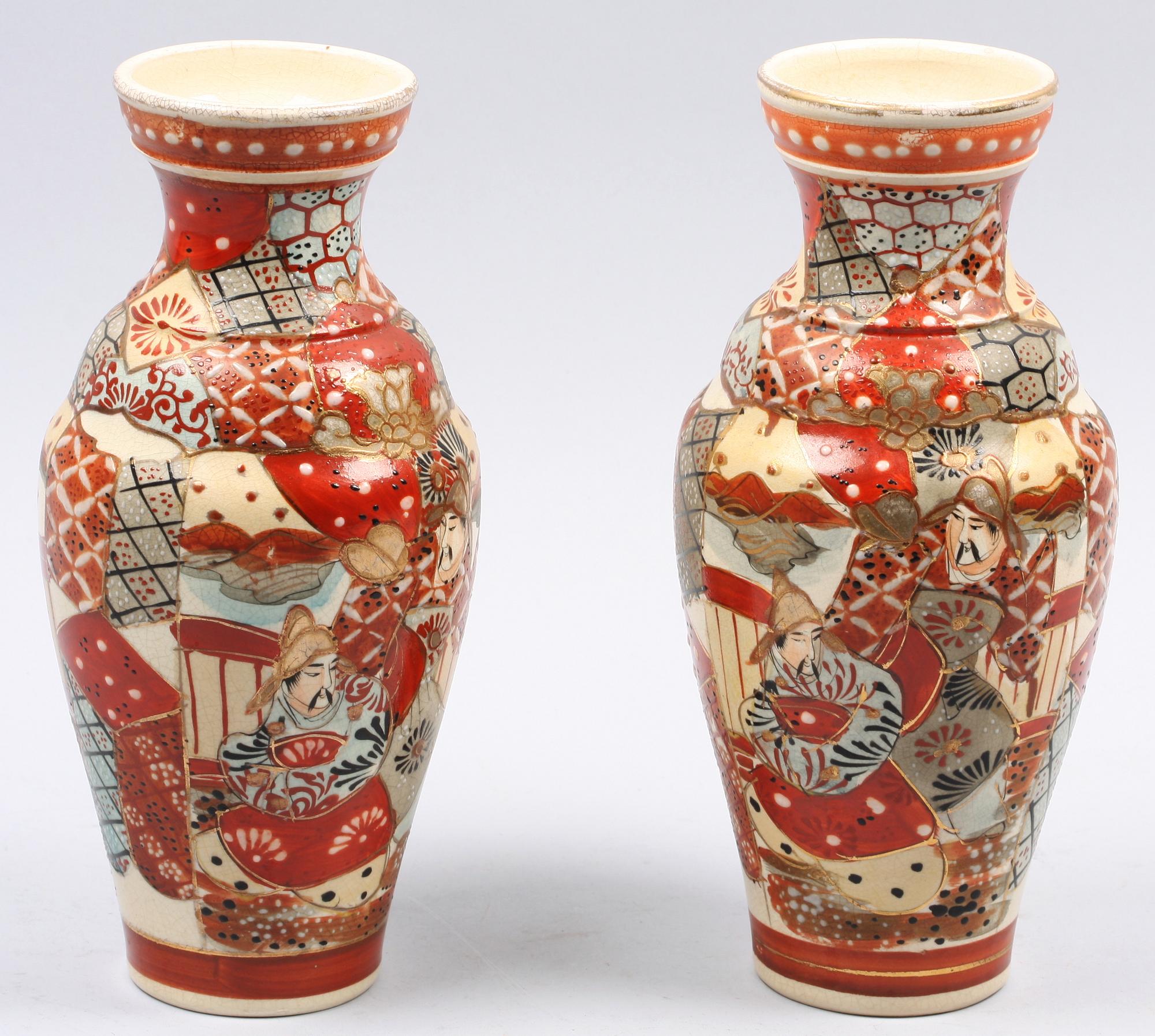 VASER, ett par, porslin, Satsuma, Japan.