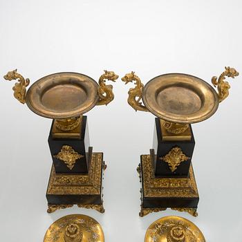 A pair of 19th century urns.