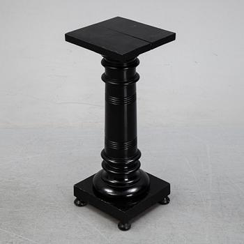 A painted pedestal, end of the 19th Century.