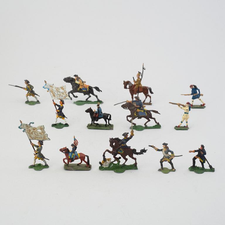 A COLLECTION OF TIN SOLDIERS, ca 125 pieces, mostly early 20th century.