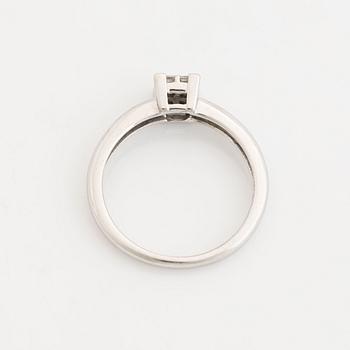 Ring, vitguld med fyra prinsesslipade diamanter.