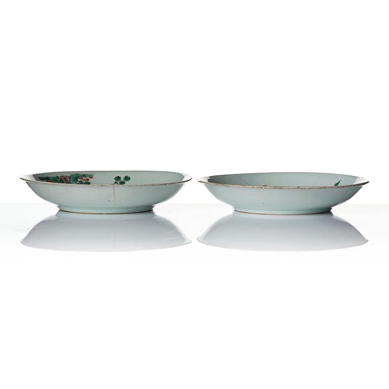 A pair of famille verte dishes, Qing dynasty, Kangxi (1662-1722).