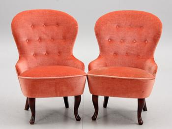 EMMAFÅTÖLJER, ett par, nyrokokostil, 1900-talets första hälft.