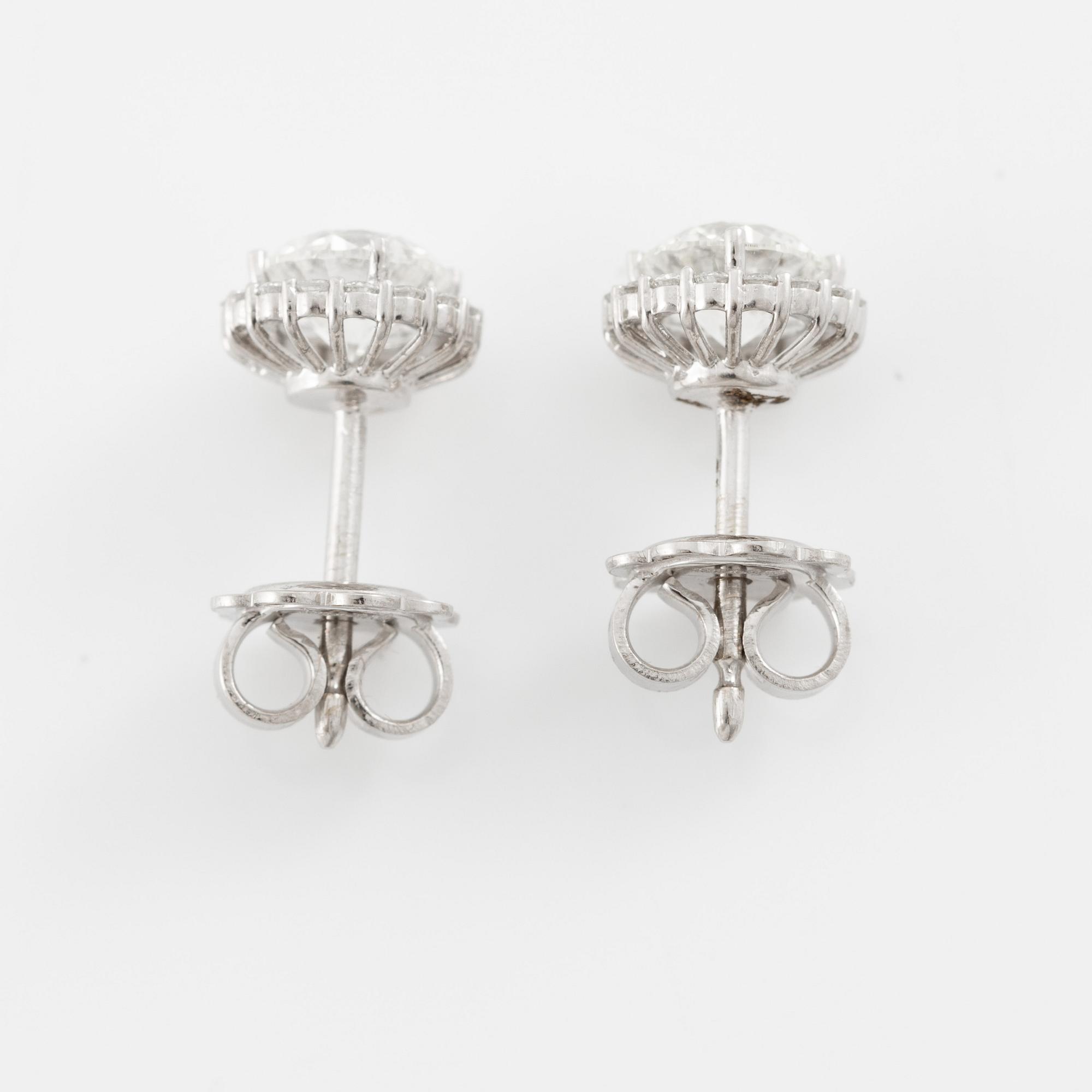 Örhängen 18K vitguld med briljantslipade diamanter.