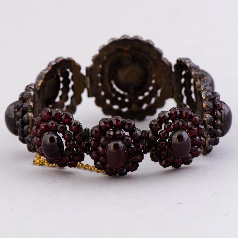 A BRACELET, garnets, metal, 19th century.