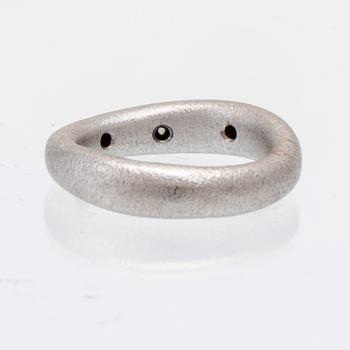 Ole Lynggaard ring "Love nr 4" 18K vitguld med runda briljantslipade diamanter.
