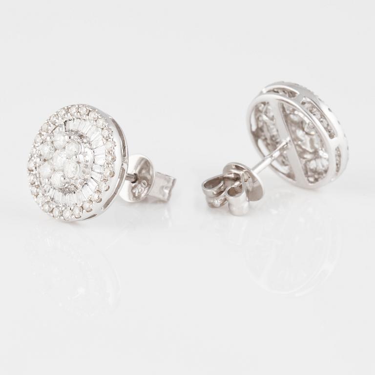 ÖRHÄNGEN, 18K vitguld med briljant och baguetteslipade diamanter ca 0.80 ct. Vikt 2,6 gram.
