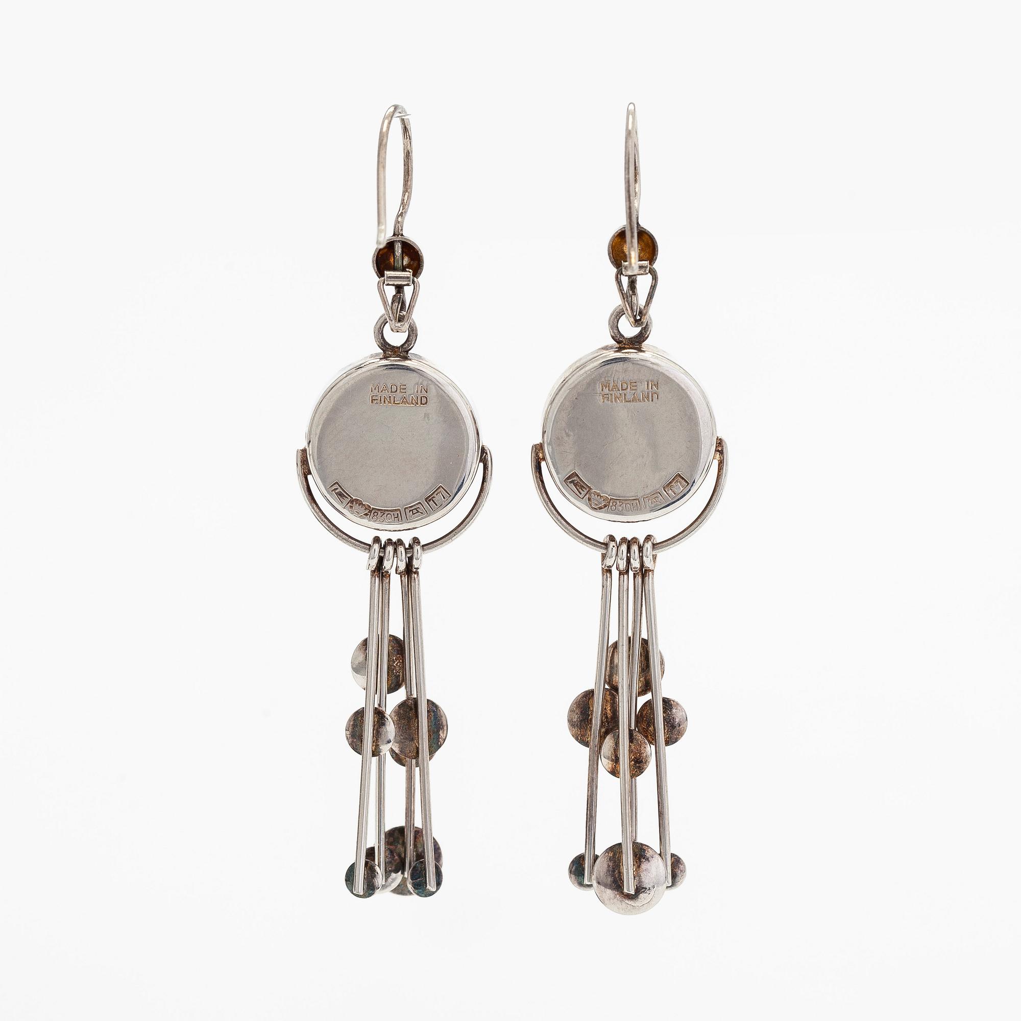 Jorma Laine, korvakorut, pyöröhiotut spektroliitit, hopeaa.