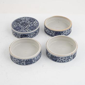 Vaser, ett par, skål och ask i tre sektioner, porslin, Kina, sen Qingdynasti/1900-tal.